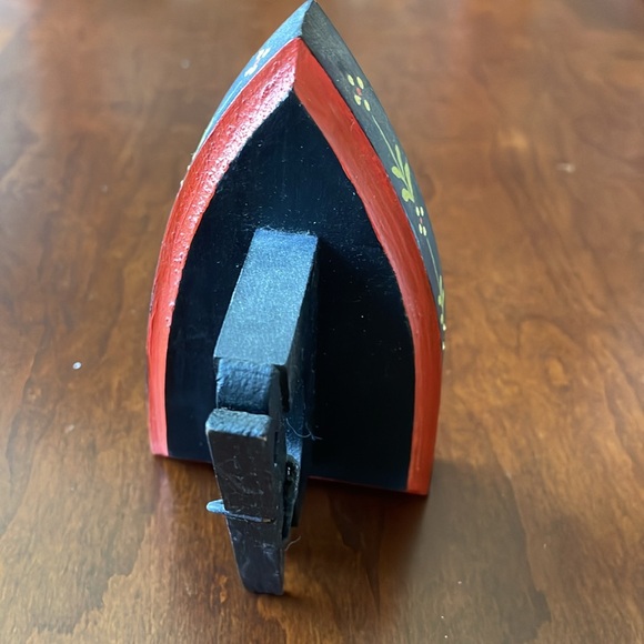 Hand painted Strawberry Wood Iron recipe card holder stand - Picture 3 of 7